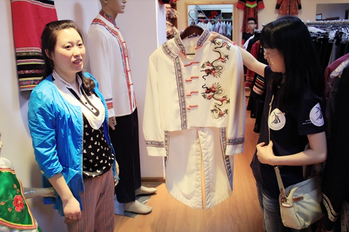 畲族服饰传承人陈卫娟为成员展示讲解畲族服饰
