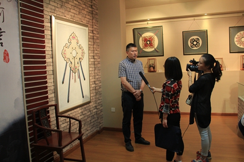 郑小飞接受景宁电视台记者的采访